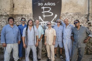 El viernes, en Tribus Club de Arte Postales de la historia argentina - Pijamas intensos: Bersuit Vergarabat planea lanzar un material doble, sucesor del disco en vivo que se volvió banda sonora de una época. Postales de la historia argentina - Pijamas intensos: Bersuit Vergarabat planea lanzar un material doble, sucesor del disco en vivo que se volvió banda sonora de una época.