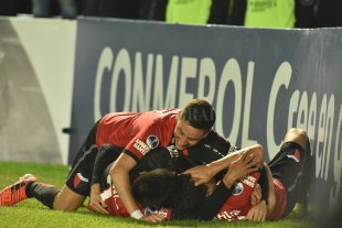 Colón tiene la obligación de empezar a sumar en el torneo local... A ponerse las pilas y cumplir con la Superliga - La euforia de los jugadores de Colón en el festejo del gol del Pulga Rodríguez. Fue el segundo, que ya lo ponía en semifinales. Luego llegaron otros dos para asegurar y consumar la goleada. Ahora hay que pensar en la Superliga. A ponerse las pilas y cumplir con la Superliga - La euforia de los jugadores de Colón en el festejo del gol del Pulga Rodríguez. Fue el segundo, que ya lo ponía en semifinales. Luego llegaron otros dos para asegurar y consumar la goleada. Ahora hay que pensar en la Superliga.