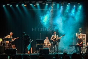 El viernes, en La Moreno Una noche con la música de Joaquín Sabina - El grupo invita a disfrutar del amplio repertorio con matices y notas que nos suspiran el recuerdo del fabuloso escritor y cantante de Úbeda. Una noche con la música de Joaquín Sabina - El grupo invita a disfrutar del amplio repertorio con matices y notas que nos suspiran el recuerdo del fabuloso escritor y cantante de Úbeda.