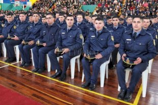 Pueden anotarse hasta el 15 de septiembre En 5 días se inscribieron 4.800 aspirantes a ingresar a la Policía - Aspirantes. Luego de dos años de estudio, los estudiantes reciben su título como Auxiliar de Seguridad. En 5 días se inscribieron 4.800 aspirantes a ingresar a la Policía - Aspirantes. Luego de dos años de estudio, los estudiantes reciben su título como Auxiliar de Seguridad.