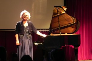 CINZIA BARTOLI LLEGA EL 25 DE AGOSTO Actuará en Santa Fe una destacada pianista italiana - Cinzia Bartoli, quien ya ha realizado varias giras de conciertos por nuestro país y ahora extenderá su gira por la provincia de Santa Fe, nació en Savona y se graduó con honores en el Conservatorio Paganini de Génova. Actuará en Santa Fe una destacada pianista italiana - Cinzia Bartoli, quien ya ha realizado varias giras de conciertos por nuestro país y ahora extenderá su gira por la provincia de Santa Fe, nació en Savona y se graduó con honores en el Conservatorio Paganini de Génova.