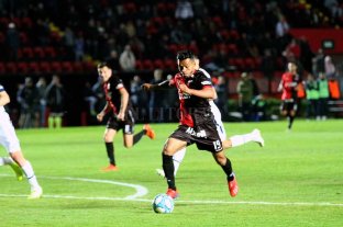 Solo con dos defensores naturales a seguir en racha Colón viajó a Buenos Aires para visitar a Independiente - Y Wilson se metió con goles... El colombiano Wilson Morelo está a punto de consumar, en la agonía del partido con Gimnasia, su gran tarde-noche. Ya está por pegarle de zurda para dejar sin chances a Alexis Martin Arias y convertir el 2 a 1 definitivo en el último minuto de los que adicionó el árbitro. Hará dupla este sábado con el Pulga. Colón viajó a Buenos Aires para visitar a Independiente - Y Wilson se metió con goles... El colombiano Wilson Morelo está a punto de consumar, en la agonía del partido con Gimnasia, su gran tarde-noche. Ya está por pegarle de zurda para dejar sin chances a Alexis Martin Arias y convertir el 2 a 1 definitivo en el último minuto de los que adicionó el árbitro. Hará dupla este sábado con el Pulga.