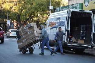 En el microcentro La carga y descarga en los comercios, un problema con necesidad de ordenamiento - Orden para todos."Es una cuestión que habrá que reorganizar y tener presente la problemática de todos, inclusive de los vecinos que circulan por estas áreas comerciales", destacó Fabián Zanutig, gerente del Centro Comercial. La carga y descarga en los comercios, un problema con necesidad de ordenamiento - Orden para todos."Es una cuestión que habrá que reorganizar y tener presente la problemática de todos, inclusive de los vecinos que circulan por estas áreas comerciales", destacó Fabián Zanutig, gerente del Centro Comercial.