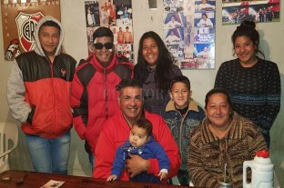 Su vida transcurre entre las cuatro paredes de su habitación hace 16 años Nahuel, el adolescente que vive encerrado sin poder salir al sol - Familia completa. La familia de Nahuel está compuesta por sus hermanos Lautaro, Tamara, Thiago y Milagros; y sus padres José María y Fabiana Valdez, que son abuelos de Máximo y Bianca. Tamara y Milagros ya no residen en la casa de Nahuel porque armaron sus propias familias. Nahuel, el adolescente que vive encerrado sin poder salir al sol - Familia completa. La familia de Nahuel está compuesta por sus hermanos Lautaro, Tamara, Thiago y Milagros; y sus padres José María y Fabiana Valdez, que son abuelos de Máximo y Bianca. Tamara y Milagros ya no residen en la casa de Nahuel porque armaron sus propias familias.