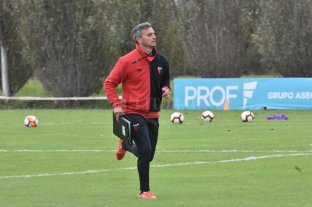 Clima enrarecido en el Mundo Colón En medio de rumores, Lavallén entrenó pero... - Pablito clavó un... ...clavito importante y es la semifinal de la Copa Sudamericana, que jugará frente al Mineiro de Brasil o La Equidad de Colombia. Pero sus números en la Superliga lo hunden cada vez más a Colón en la tabla de los promedios. Rumores de todo tipo al cierre de esta edición, aunque nada oficial. En medio de rumores, Lavallén entrenó pero... - Pablito clavó un... ...clavito importante y es la semifinal de la Copa Sudamericana, que jugará frente al Mineiro de Brasil o La Equidad de Colombia. Pero sus números en la Superliga lo hunden cada vez más a Colón en la tabla de los promedios. Rumores de todo tipo al cierre de esta edición, aunque nada oficial.