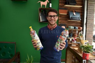 Por más conciencia ambiental Amor de plástico: la misión ecologista que florece por dentro de las botellas - Joaquín Aranda es propietario de Eco Store, uno de los locales que funcionan como centro de acopio para las botellas de amor. Amor de plástico: la misión ecologista que florece por dentro de las botellas - Joaquín Aranda es propietario de Eco Store, uno de los locales que funcionan como centro de acopio para las botellas de amor.