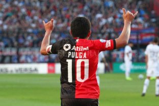 Después de la muerte de su padre El "Pulga" juega "sí o sí" el jueves - El "10" de Colón. Luis Miguel Rodríguez con el emblemático número en su espalda y la camiseta de Colón en el último partido por la Superliga hace algunos días frente a San Lorenzo. El "10" recibió la durísima noticia del fallecimiento de su padre y viajó de inmediato a Tucumán. Tiene un permiso especial de los dirigentes: vuelve mañana y juega sí o sí el jueves contra el Mineiro. El "Pulga" juega "sí o sí" el jueves - El "10" de Colón. Luis Miguel Rodríguez con el emblemático número en su espalda y la camiseta de Colón en el último partido por la Superliga hace algunos días frente a San Lorenzo. El "10" recibió la durísima noticia del fallecimiento de su padre y viajó de inmediato a Tucumán. Tiene un permiso especial de los dirigentes: vuelve mañana y juega sí o sí el jueves contra el Mineiro.