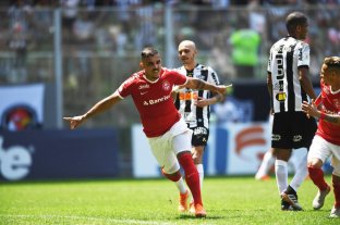 Se cayó a pedazos en el Brasileirao El Mineiro llega con su peor crisis en ocho años - Solo le queda la Copa. En el Brasileirao, Mineiro quedó lejos de los líderes y además dejó de estar en el G-6 para jugar la próxima Copa Libertadores de América. Las cinco derrotas consecutivas lo dejaron arruinado en el Brasileirao, por lo tanto "solo puede salvar el semestre si elimina a Colón y juega la final de la Sudamericana". El Mineiro llega con su peor crisis en ocho años - Solo le queda la Copa. En el Brasileirao, Mineiro quedó lejos de los líderes y además dejó de estar en el G-6 para jugar la próxima Copa Libertadores de América. Las cinco derrotas consecutivas lo dejaron arruinado en el Brasileirao, por lo tanto "solo puede salvar el semestre si elimina a Colón y juega la final de la Sudamericana".