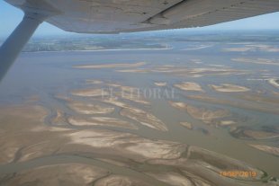 Imágenes elocuentes Los nuevos bancos de arena de la laguna Setúbal, desde el cielo - Chaco Chico. Los grandes bancos de arena que aparecieron con la bajante al norte de la laguna. Los nuevos bancos de arena de la laguna Setúbal, desde el cielo - Chaco Chico. Los grandes bancos de arena que aparecieron con la bajante al norte de la laguna.