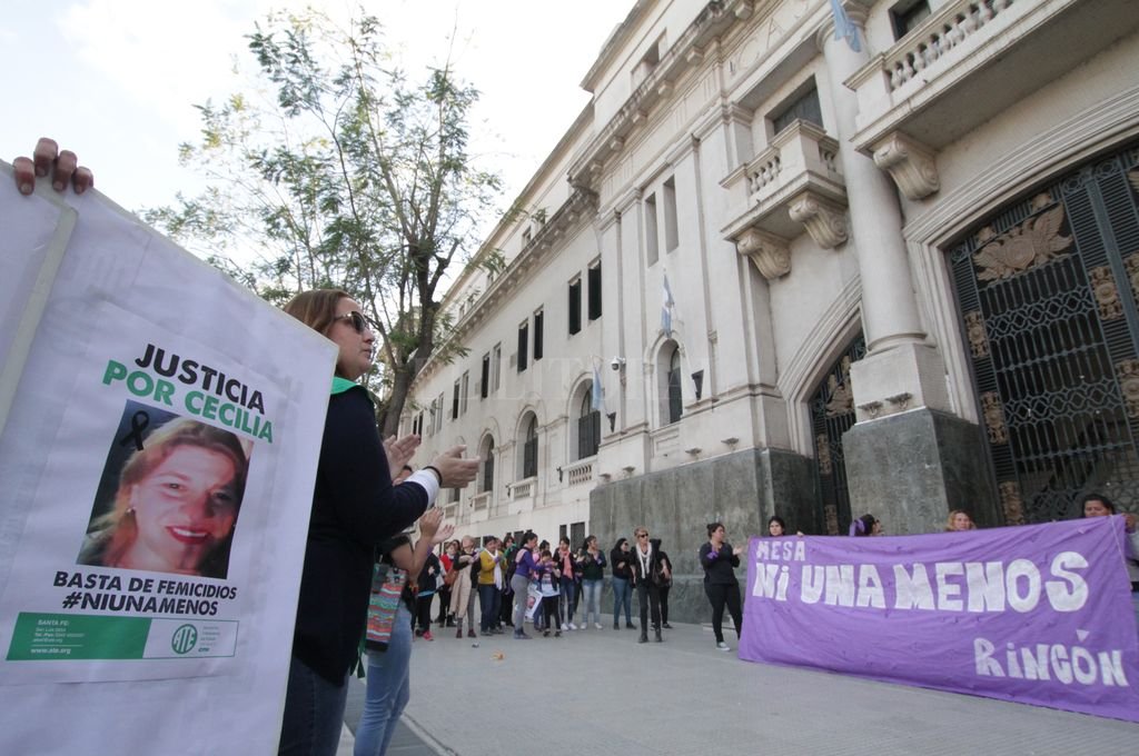 Una multitud exigió “justicia” frente a Tribunales durante la audiencia realizada este martes por la tarde. Crédito: Pablo Aguirre