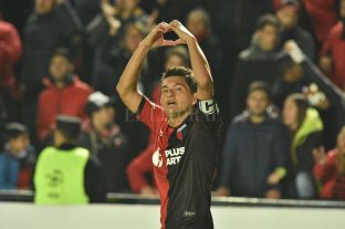 Colón tiene otro "elefante" brasileño para que caiga en el Cementerio... Una cita con la historia como la de hace 55 años - El Pulga Rodríguez, puro corazón y sentimiento sabalero. En menos de un año ya se ganó el cariño de la hinchada. Su padre falleció el sábado, luego del triunfo ante San Lorenzo. Viajó a Simoca para asistir a su funeral y volvió. Será titular en el equipo de Lavallén en este histórico partido. Una cita con la historia como la de hace 55 años - El Pulga Rodríguez, puro corazón y sentimiento sabalero. En menos de un año ya se ganó el cariño de la hinchada. Su padre falleció el sábado, luego del triunfo ante San Lorenzo. Viajó a Simoca para asistir a su funeral y volvió. Será titular en el equipo de Lavallén en este histórico partido.