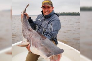 Ariel Robledo, periodista especializado El día que pescó un surubí de su tamaño - El día que pescó un surubí de su tamaño -