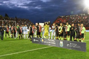 El "muletto" sabalero contra el Grana El cuerpo en Lanús; la mente y el alma en Brasil - Como en la otra copa. La idea del equipo titular —a excepción del arquero— que pondrá Pablo Lavallén en el partido de la Superliga frente a Lanús en Guidi y Arias es la misma de la Copa Argentina en la cancha de Patronato frente a los tucumanos en la cancha de Patronato. Por ahora, todo lo que viene diagramando el cuerpo técnico sabalero le sale a la perfección en las tres competencias: Copa Argentina, Superliga y Copa Sudamericana. El cuerpo en Lanús; la mente y el alma en Brasil - Como en la otra copa. La idea del equipo titular —a excepción del arquero— que pondrá Pablo Lavallén en el partido de la Superliga frente a Lanús en Guidi y Arias es la misma de la Copa Argentina en la cancha de Patronato frente a los tucumanos en la cancha de Patronato. Por ahora, todo lo que viene diagramando el cuerpo técnico sabalero le sale a la perfección en las tres competencias: Copa Argentina, Superliga y Copa Sudamericana.
