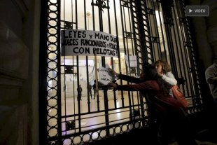 Máximo Sozzo, especialista en criminología "La mayoría de las víctimas son jóvenes, varones y pobres de zonas marginadas" - "Hay muchísimos ciudadanos que tienen opiniones muy diferentes a ese lenguaje de la mano dura, como la madre de la víctima de este hecho tan terrible. Ella instala una respuesta de carácter alternativa", asegura el especialista en criminología ante el mensaje en la masiva marcha por la muerte de Julio Cabal. "La mayoría de las víctimas son jóvenes, varones y pobres de zonas marginadas" - "Hay muchísimos ciudadanos que tienen opiniones muy diferentes a ese lenguaje de la mano dura, como la madre de la víctima de este hecho tan terrible. Ella instala una respuesta de carácter alternativa", asegura el especialista en criminología ante el mensaje en la masiva marcha por la muerte de Julio Cabal.