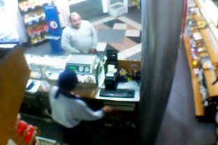 Inseguridad en Santa Fe Video: así asaltaron una panadería de calle Urquiza - Video: así asaltaron una panadería de calle Urquiza -