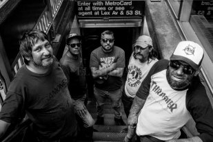 El viernes 18, en Piedras Blancas 25 años en 2 Minutos - Mosca, Pedro, Monti, Papa y Blinsky en Nueva York, donde la formación original llegó a tocar en el mítico y extinto CBGB. 25 años en 2 Minutos - Mosca, Pedro, Monti, Papa y Blinsky en Nueva York, donde la formación original llegó a tocar en el mítico y extinto CBGB.