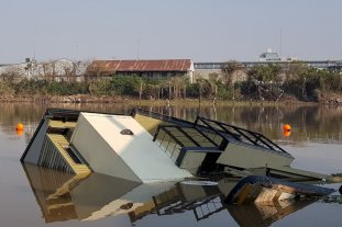 Será en las próximas semanas Removerán la casa flotante hundida en el Dique II del Puerto Santa Fe - En proceso. El plan de salvataje para retirar la casa flota del puerto, está en marcha y se difinirá en los próximos días. Removerán la casa flotante hundida en el Dique II del Puerto Santa Fe - En proceso. El plan de salvataje para retirar la casa flota del puerto, está en marcha y se difinirá en los próximos días.