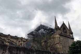 El andamio sobre la cubierta de Notre Dame continúa con peligro de derrumbe