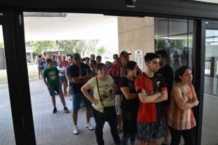 En centros de salud pública de Santa Fe Atención hinchas de Colón que viajan a Paraguay: días y horarios para vacunarse - Unas 300 asistieron al Cemafe el sábado para recibir las dosis. Atención hinchas de Colón que viajan a Paraguay: días y horarios para vacunarse - Unas 300 asistieron al Cemafe el sábado para recibir las dosis.