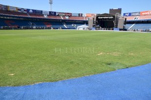 "A lo sumo seremos unos 1.200", reconocen El rival ecuatoriano no llenará ni el codo - El Litoral en la Olla </BREVES TXT>Las ventajas de estar un mes antes en el lugar del evento deportivo del año para Santa Fe. Los enviados especiales de El Litoral recorrieron cada lugar del estadio e incluso observaron ese famoso "codo" que le asignaron a los ecuatorianos para el sábado 9 de noviembre. El rival ecuatoriano no llenará ni el codo - El Litoral en la Olla </BREVES TXT>Las ventajas de estar un mes antes en el lugar del evento deportivo del año para Santa Fe. Los enviados especiales de El Litoral recorrieron cada lugar del estadio e incluso observaron ese famoso "codo" que le asignaron a los ecuatorianos para el sábado 9 de noviembre.
