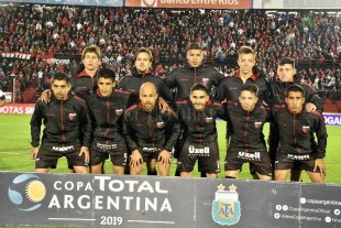 Para jugar en la Copa Argentina Nadie lo dice pero Colón pondría un equipo "mix" - Un solo Colón...dos caras </BREVES TXT>De rojo y negro los que jugaron la Copa Argentina; de blanco los de la hazaña en el Mineirao ante el Atlético Mineiro en Belo Horizonte. Por lo que se pudo filtrar, sin confirmación de parte de Pablo Lavallén, ni una cosa ni la otra. En principio, jugarían algunos de los titulares mezclados con los llamados "recambios" o "suplentes". Nadie lo dice pero Colón pondría un equipo "mix" - Un solo Colón...dos caras </BREVES TXT>De rojo y negro los que jugaron la Copa Argentina; de blanco los de la hazaña en el Mineirao ante el Atlético Mineiro en Belo Horizonte. Por lo que se pudo filtrar, sin confirmación de parte de Pablo Lavallén, ni una cosa ni la otra. En principio, jugarían algunos de los titulares mezclados con los llamados "recambios" o "suplentes".