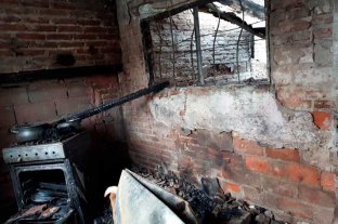 Tarde de furia en la capital provincial Santa Fe violenta: el huevo de la serpiente - El estado en que quedó una vivienda de pasaje Marsengo al 7100 incendiada por delincuentes. Santa Fe violenta: el huevo de la serpiente - El estado en que quedó una vivienda de pasaje Marsengo al 7100 incendiada por delincuentes.