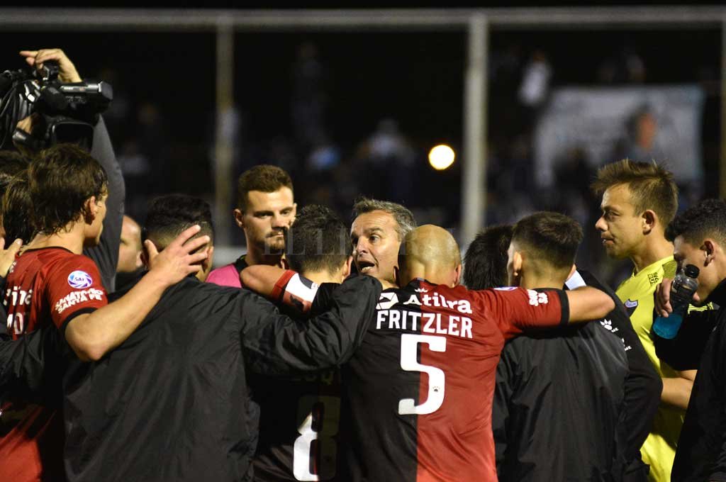 Desde las 21.10 en Paraná Colón busca la semis de Copa Argentina: se mide con Estudiantes de Caseros - Colón busca la semis de Copa Argentina: se mide con Estudiantes de Caseros - -