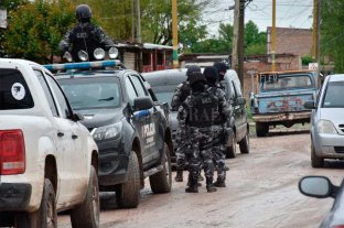 Este jueves por la mañana en diversos domicilios Múltiples allanamientos en el norte de la ciudad de Santa Fe - Zona de Estanislao Zeballos al 5400 y 5800 Múltiples allanamientos en el norte de la ciudad de Santa Fe - Zona de Estanislao Zeballos al 5400 y 5800