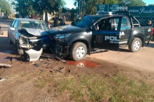 Este viernes por la mañana Fuerte choque entre un patrullero y un auto en el ingreso a Ángel Gallardo - Fuerte choque entre un patrullero y un auto en el ingreso a Ángel Gallardo -