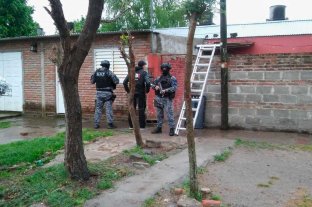 En las últimas horas Presuntos asesinos detenidos en el noroeste de la ciudad - En San Agustín II y Yapeyú fueron detenidos tres sujetos acusados de matar a puñaladas a Mauro Michel Navarro. Presuntos asesinos detenidos en el noroeste de la ciudad - En San Agustín II y Yapeyú fueron detenidos tres sujetos acusados de matar a puñaladas a Mauro Michel Navarro.