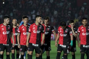 A las 21.10 Colón recibe al Tomba La Final Única se juega esta noche - Tomba, River y Tucumán </BREVES TXT>Antes de llegar al gran partido del 9 de noviembre en Asunción del Paraguay, Colón deberá resolver esta noche ante Godoy Cruz, el martes 29 contra River Plate y el sábado 2 de noviembre contra los tucumanos de Zielinski. Son tres partidos y varios puntos valiosos pensando en el promedio. La Final Única se juega esta noche - Tomba, River y Tucumán </BREVES TXT>Antes de llegar al gran partido del 9 de noviembre en Asunción del Paraguay, Colón deberá resolver esta noche ante Godoy Cruz, el martes 29 contra River Plate y el sábado 2 de noviembre contra los tucumanos de Zielinski. Son tres partidos y varios puntos valiosos pensando en el promedio.