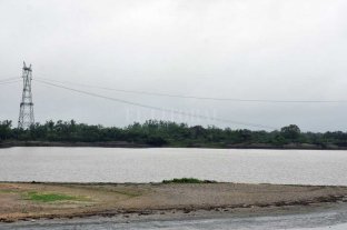 Aguas abajo del Puerto de Santa Fe Elevan los cables de alta tensión sobre el río Coronda para garantizar la navegación - Alta tensión. Los cables fueron retirados de la zona del río hasta que se levanten las nuevas antenas. Elevan los cables de alta tensión sobre el río Coronda para garantizar la navegación - Alta tensión. Los cables fueron retirados de la zona del río hasta que se levanten las nuevas antenas.