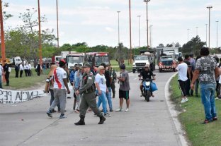 En el acceso Este a la ciudad de Santa Fe Tras varias horas de corte, los pescadores se retiran de la RN 168 - Tras varias horas de corte, los pescadores se retiran de la RN 168 -