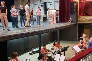 Del lunes al miércoles El amor en clave de canto - El maestro inglés Phillip Salmon al frente de la orquesta y los cantantes, durante uno de los ensayos. El amor en clave de canto - El maestro inglés Phillip Salmon al frente de la orquesta y los cantantes, durante uno de los ensayos.