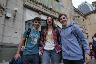 Jóvenes inventores argentinos La innovación llega con drones, snacks e iluminación sustentable - Francisco Agretti, Victoria Pozzo Galdón y Gastón François son los jóvenes de la escuela industrial que desarrollaron el proyecto distinguido en numerosas oportunidades. La innovación llega con drones, snacks e iluminación sustentable - Francisco Agretti, Victoria Pozzo Galdón y Gastón François son los jóvenes de la escuela industrial que desarrollaron el proyecto distinguido en numerosas oportunidades.