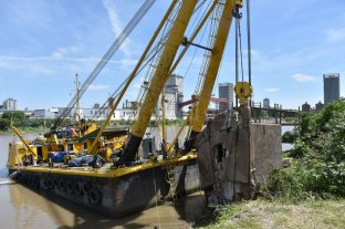 Tras cinco días de trabajo Terminaron de remover la casa flotante hundida en el Dique II del Puerto local - Últimos restos. El pontón de hormigón fue la última parte hundida de la casa en retirarse. Terminaron de remover la casa flotante hundida en el Dique II del Puerto local - Últimos restos. El pontón de hormigón fue la última parte hundida de la casa en retirarse.