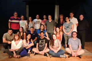 OBRA DE MOLIÉRE EN SANTA FE Una comedia inmortal - Teatro de la Barca es una propuesta de la Arquidiócesis de Santa Fe de la Vera Cruz que, desde 2013 tiene como fin principal el desarrollo de la actividad teatral inspirada en la espiritualidad y antropología católicas. Una comedia inmortal - Teatro de la Barca es una propuesta de la Arquidiócesis de Santa Fe de la Vera Cruz que, desde 2013 tiene como fin principal el desarrollo de la actividad teatral inspirada en la espiritualidad y antropología católicas.