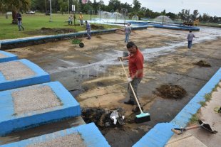 A partir del 15 de Noviembre El Parque del Sur y el Garay, únicos espacios habilitados como balnearios - Puesta a punto. Empleados municipales ultiman detalles, fundamentalmente de limpieza, en el Parque del Sur y en el Garay, para el comienzo de la temporada. El Parque del Sur y el Garay, únicos espacios habilitados como balnearios - Puesta a punto. Empleados municipales ultiman detalles, fundamentalmente de limpieza, en el Parque del Sur y en el Garay, para el comienzo de la temporada.