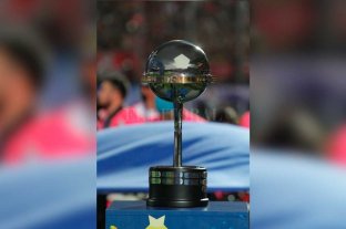 Anticipo exclusivo: la denuncia de Colón Piden que den perdido el partido y le retiren la Copa - No termina más... La Copa Sudamericana 2019 que Independiente del Valle de Ecuador ganó bajo la lluvia vuelve al centro de la escena. Colón denunció anoche "fraude deportivo" en la Conmebol, aportó irregularidades y pide que le den por perdido el partido de la Final Única, con la quita de la Copa. Eso sí: Colón no la pide para sí mismo. Piden que den perdido el partido y le retiren la Copa - No termina más... La Copa Sudamericana 2019 que Independiente del Valle de Ecuador ganó bajo la lluvia vuelve al centro de la escena. Colón denunció anoche "fraude deportivo" en la Conmebol, aportó irregularidades y pide que le den por perdido el partido de la Final Única, con la quita de la Copa. Eso sí: Colón no la pide para sí mismo.