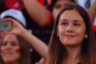 Se hicieron famosos mientras cantaban "soy sabalero" La chica bella y el hombre que llora con Los Palmeras - La chica bella y el hombre que llora con Los Palmeras -