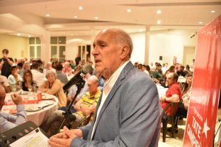 Lo dijo el ex vicepresidente, Marcelo Martín "La primera estrella de Santa Fe será de Unión" - El doctor Marcelo Martín en el momento de hacer uso de la palabra con parte de la concurrencia que colmó las instalaciones del Sirio Libanés. "No nos quedó una sola tarjeta por vender", dijeron los organizadores. "La primera estrella de Santa Fe será de Unión" - El doctor Marcelo Martín en el momento de hacer uso de la palabra con parte de la concurrencia que colmó las instalaciones del Sirio Libanés. "No nos quedó una sola tarjeta por vender", dijeron los organizadores.