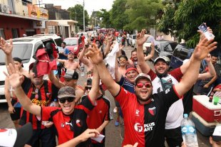 Sigue la furia por la tremenda movilización a Paraguay... Colón creó una categoría de socio internacional - La procesión de hinchas sabaleros por las calles de Asunción, en las horas previas al gran partido final. Impacta en el mundo entero lo que hizo Colón en Paraguay. Colón creó una categoría de socio internacional - La procesión de hinchas sabaleros por las calles de Asunción, en las horas previas al gran partido final. Impacta en el mundo entero lo que hizo Colón en Paraguay.