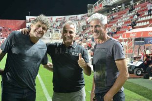 Mete cinco volantes, pero no va a salir a defenderse ¿Cuál es el plan de Leo para ir a la Bombonera? - Leo Madelón, contento al recibir la visita de dos "Gringos": Rubén Sperandío y Ricardo Giusti. Fue la noche de la derrota en Santa Fe ante Atlético Tucumán. ¿Cuál es el plan de Leo para ir a la Bombonera? - Leo Madelón, contento al recibir la visita de dos "Gringos": Rubén Sperandío y Ricardo Giusti. Fue la noche de la derrota en Santa Fe ante Atlético Tucumán.