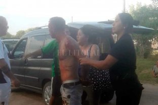 Se vivieron momentos de suma tensión Laguna Paiva: disparó con un arma en un partido de fútbol - Un grupo de personas redujo al individuo hasta que llegó la policía y lo detuvo Laguna Paiva: disparó con un arma en un partido de fútbol - Un grupo de personas redujo al individuo hasta que llegó la policía y lo detuvo