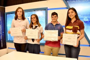 Una nueva generación asoma "Improductivos" alumnos santafesinos en la final de las Olimpíadas de Filosofía - Rostros detrás de las ideas. Los jóvenes finalistas contaron emocionados las particularidades de su viaje a las profundidades del saber. "Improductivos" alumnos santafesinos en la final de las Olimpíadas de Filosofía - Rostros detrás de las ideas. Los jóvenes finalistas contaron emocionados las particularidades de su viaje a las profundidades del saber.