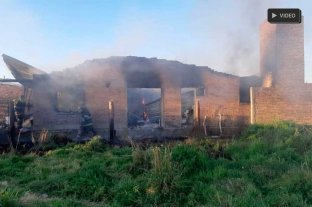 ¿Venganza narco? Puso en alquiler una casa y todo terminó en un infierno - Pese a la actuación de los bomberos el fuego destruyó por completo la vivienda Puso en alquiler una casa y todo terminó en un infierno - Pese a la actuación de los bomberos el fuego destruyó por completo la vivienda