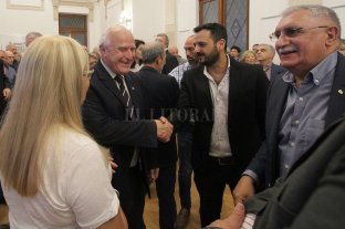Decisión del Poder Ejecutivo Presupuesto y pliegos de Defensores del Pueblo van esta semana a Legislatura - Lifschitz saludó a los integrantes del Consejo antes del inicio del acto de clausura. Presupuesto y pliegos de Defensores del Pueblo van esta semana a Legislatura - Lifschitz saludó a los integrantes del Consejo antes del inicio del acto de clausura.
