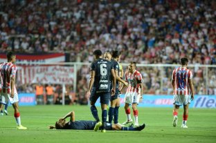 La palabra del experimentado Bottinelli "Pasaron muchas cosas que no pasan por sí solas" - Una roja injusta </BREVES TXT>No lo puede creer Bottinelli cuando Néstor Pitana le muestra la roja en el 15 de Abril, lo que lo "saca" del gran partido de este domingo en La Bombonera contra Boca. Sobre llovido, mojado: además de estar suspendido, se lesionó en un entrenamiento jugando para los suplentes. Salado mal. "Pasaron muchas cosas que no pasan por sí solas" - Una roja injusta </BREVES TXT>No lo puede creer Bottinelli cuando Néstor Pitana le muestra la roja en el 15 de Abril, lo que lo "saca" del gran partido de este domingo en La Bombonera contra Boca. Sobre llovido, mojado: además de estar suspendido, se lesionó en un entrenamiento jugando para los suplentes. Salado mal.