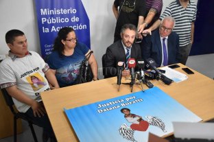 Los inhabilitaron por 6 años Enfermeros condenados por la muerte de Daiana Buratti - "Es la -conferencia- que más dolor me causa" dijo el fiscal Omar de Pedro, junto a los padres de Daiana Buratti, Leandro y María (izquierda), y al abogado querellante Claudio Torres Del Sel (derecha). Enfermeros condenados por la muerte de Daiana Buratti - "Es la -conferencia- que más dolor me causa" dijo el fiscal Omar de Pedro, junto a los padres de Daiana Buratti, Leandro y María (izquierda), y al abogado querellante Claudio Torres Del Sel (derecha).