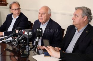 Fue elaborado por la gestión de Miguel Lifschitz El Presupuesto ya está en el Senado - El gobernador Miguel Lifschitz flanqueado por los ministros de Economía, Gonzalo Saglione, y de Gobierno, Pablo Farías. El Presupuesto ya está en el Senado - El gobernador Miguel Lifschitz flanqueado por los ministros de Economía, Gonzalo Saglione, y de Gobierno, Pablo Farías.